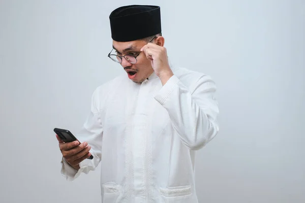 Asiatisk Muslim Man Bär Muslimska Kläder Skakade Titta Telefonskärmen Isolerad — Stockfoto