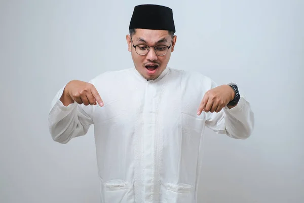 Homem Muçulmano Asiático Sentindo Chocado Boca Aberta Surpreso Olhando Apontando — Fotografia de Stock