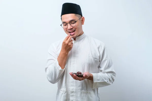 Asiatisk Muslim Man Med Skål Med Datum Frukt Över Vit — Stockfoto