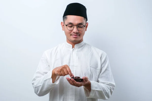 Pria Muslim Asia Dengan Semangkuk Buah Kurma Atas Latar Belakang — Stok Foto