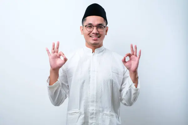 Asiatisk Muslim Man Bär Casual Skjorta Över Vit Bakgrund Godkännande — Stockfoto