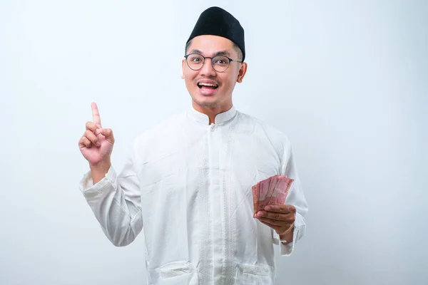 Ásia Muçulmano Homem Segurando Rupias Papel Dinheiro Enquanto Apontando Seu — Fotografia de Stock