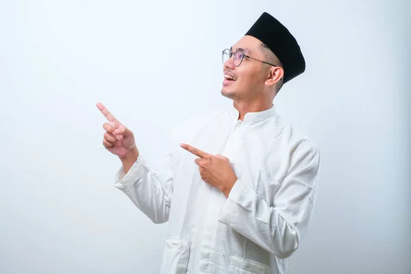 Asiatiska Muslimska Mas Pekar Något Sin Sida Med Sin Båda — Stockfoto