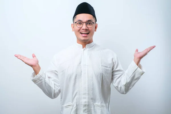 Asiatisk Muslim Man Bär Glasögon Förvånad Ser Till Kamera Med — Stockfoto