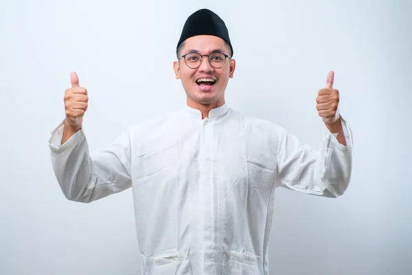Asiatisk Muslim Hane Bär Glasögon Leende Titta Kameran Visar Tummen — Stockfoto