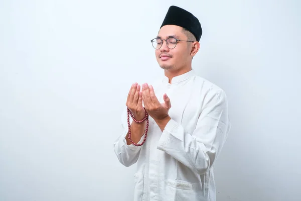 Asiatisk Muselman Man Bär Muslimska Kläder Som Håller Bön Pärlor — Stockfoto