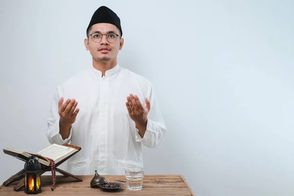 Asijské Muslim Muž Modlí Bohu Době Iftar Ramadán Kareem Půst Royalty Free Stock Obrázky
