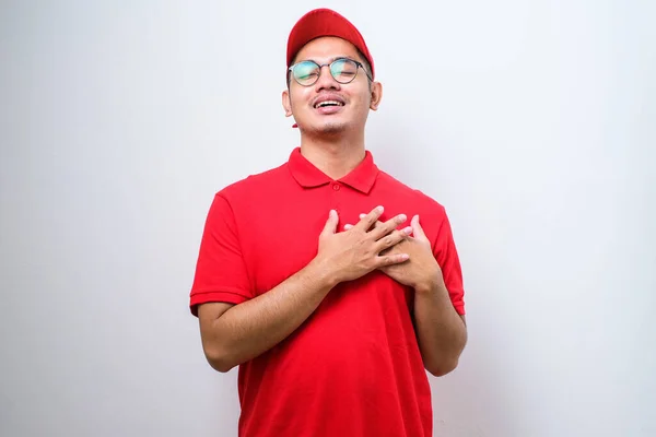 Asiatisk Kurir Man Bär Röd Skjorta Över Vit Bakgrund Ler — Stockfoto