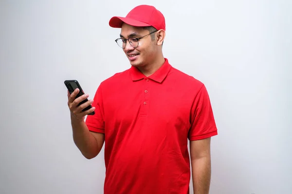 Glad Asiatisk Leverans Man Bär Glasögon Håller Och Pekar Telefonen — Stockfoto