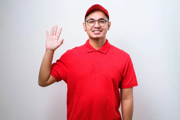 Asiatisk Leverans Man Bär Röd Uniform Och Mössa Över Isolerad — Stockfoto