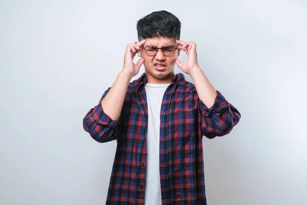 Jovem Bonito Asiático Homem Vestindo Casual Camisa Sobre Isolado Branco — Fotografia de Stock