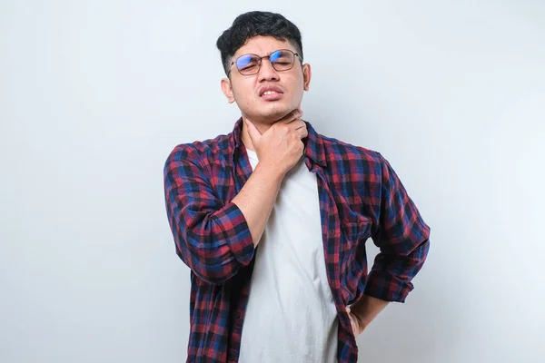 Asiatisk Ung Man Bär Casual Skjorta Och Glasögon Över Vit — Stockfoto