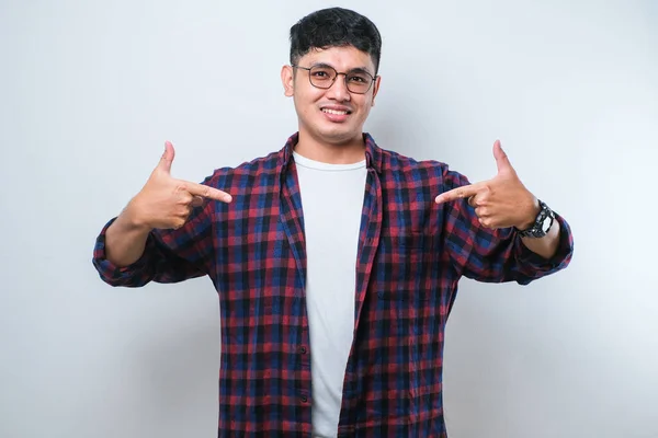 Ung Stilig Asiatisk Man Bär Casual Skjorta Ser Säker Med — Stockfoto