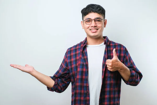 Ung Stilig Asiatisk Man Bär Casual Skjorta Över Vit Bakgrund — Stockfoto