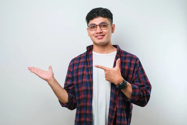 Ung Stilig Asiatisk Man Bär Casual Skjorta Över Vit Bakgrund — Stockfoto