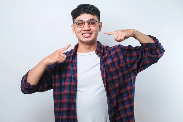 Ung Stilig Asiatisk Man Bär Casual Skjorta Stående Över Isolerade — Stockfoto