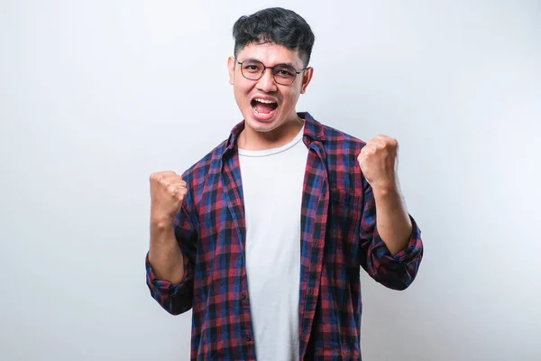 Ung Asiatisk Man Bär Casual Shirtr Stående Över Isolerad Vit — Stockfoto