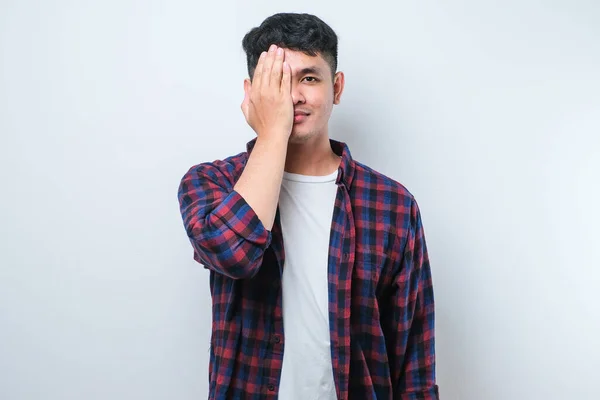 Jovem Asiático Homem Vestindo Camisa Flanela Casual Cobrindo Olho Com — Fotografia de Stock