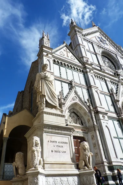 Itálie, Florencie, santa croce kostel a socha dante Alighieri — Stock fotografie