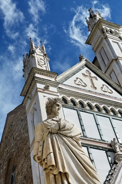 Италия, Флоренция, церковь Санта Кроче и статуя Данте Алигьери — стоковое фото