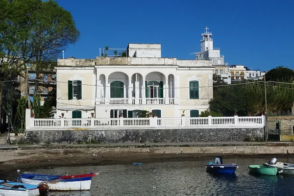 Villa på sjøsiden i Bacoli, Campania, Italia – stockfoto