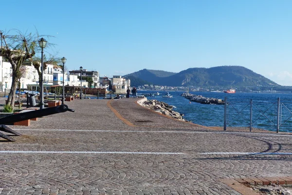 Italia, Campania, Bacoli, en by i Pozzuoli-bukta – stockfoto