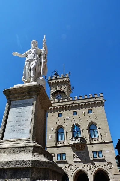 Palazzo pubblico eine statue der freiheit, republik san marino — Stockfoto