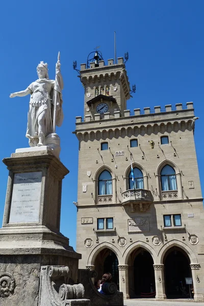 Palazzo Pubblico an Statue of Liberty, Republic of San Marino — Stock Photo, Image