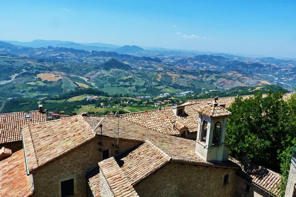 Uitzicht vanaf titano berg, san marino op de buurt — Stockfoto
