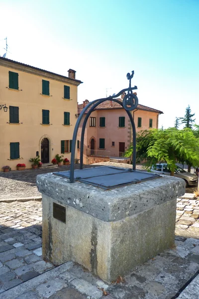 Puits dans une place de San Leo, Emilia Romagna, Italie — Photo