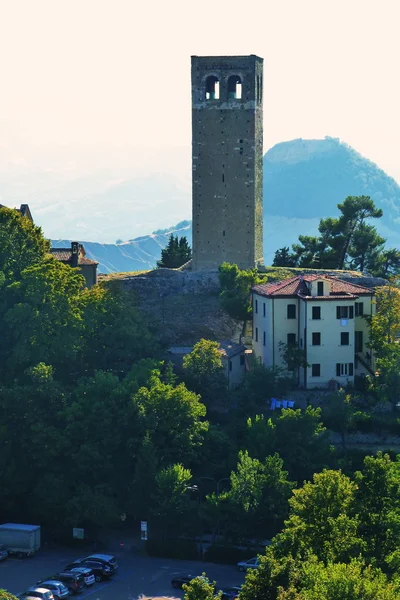 Torre en el centro de San Leo, Emilia Romagna, Italia — Foto de Stock