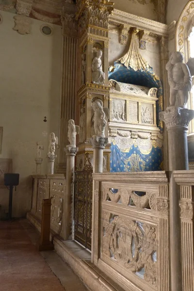 Interior de Tempio Malatestiano, catedral de Rímini, Emilia Romaña, Italia — Foto de Stock