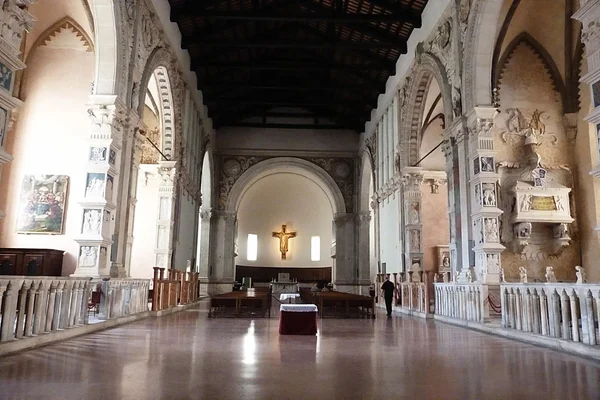 Interiör av tempio malatestiano, katedralen i rimini, Emilia-Romagna, Italien — Stockfoto