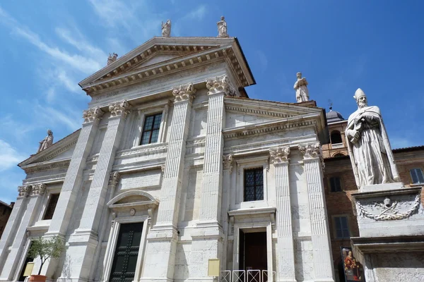 Gevel van de kathedraal van urbino, marche, Italië — Stockfoto