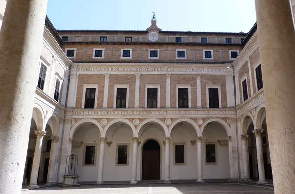 Binnenplaats van het palazzo ducale, urbino, marche, Italië — Stockfoto