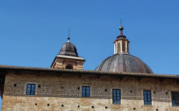 O campanário e a cúpula da catedral de Urbino, Marche, Itália — Fotografia de Stock