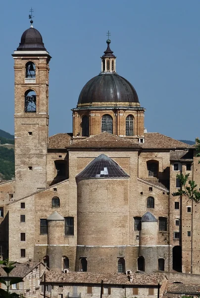 Zvonice a kopule katedrály urbino, marche, Itálie — Stock fotografie