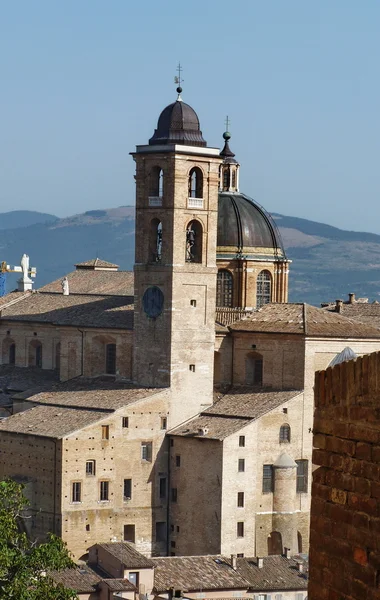 Zvonice a kopule katedrály urbino, marche, Itálie — Stock fotografie