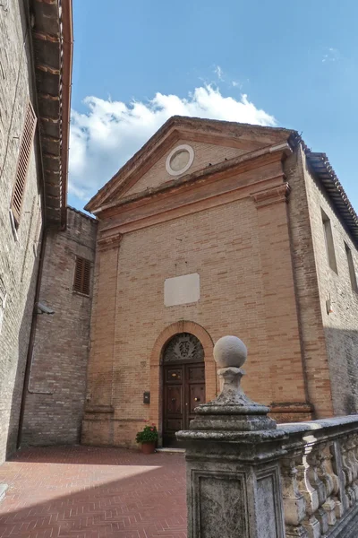 Kleine kerk in het centrum van urbino, mache, italia — Stockfoto