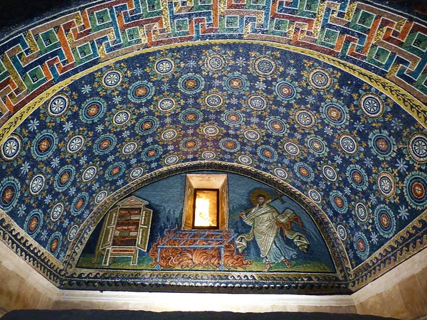Mosaïque dans le mausolée de Santa Placidia à Ravenne, Italie — Photo