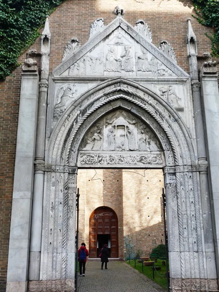 Itálie, Pescara, portál kostela san giovanni evangelista — Stock fotografie