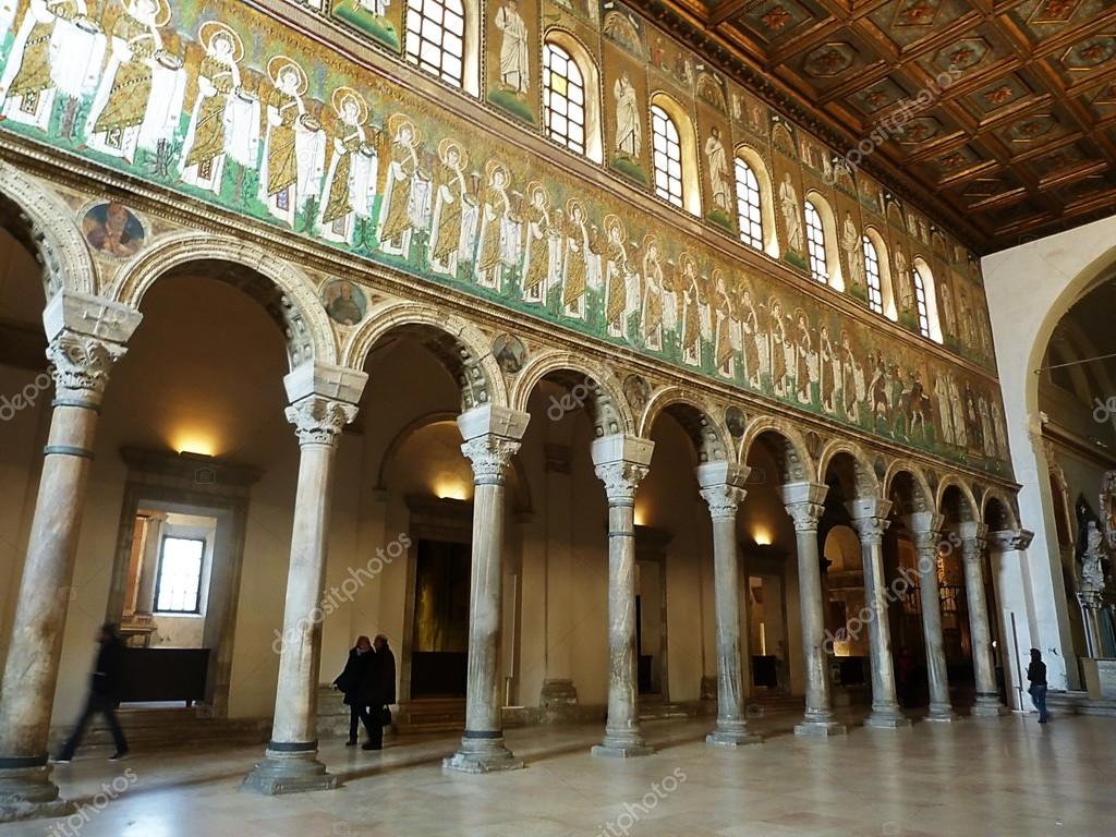 Interior de la Basílica de San Apolinar Nuovo fotografía de stock