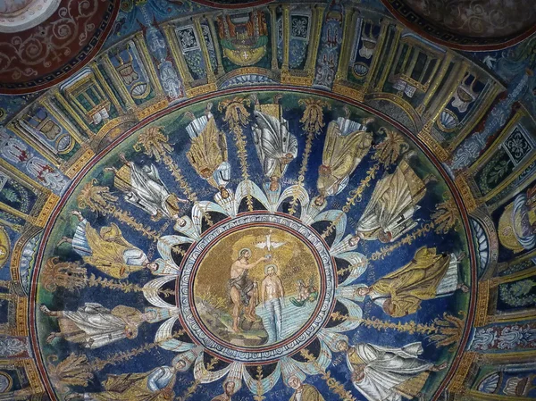 Italia, Rávena, interior del Baptisterio Neónico — Foto de Stock