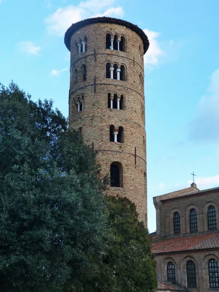 Campanario de la iglesia de Sant 'Apollinare en Classe, Ravenna, Romagna, Italia — Foto de Stock