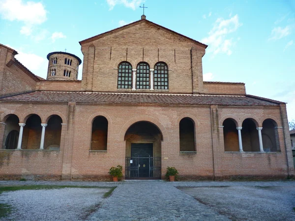 Fachada de la iglesia de Sant 'Apollinare en Classe, Ravenna, Romagna, Italia —  Fotos de Stock