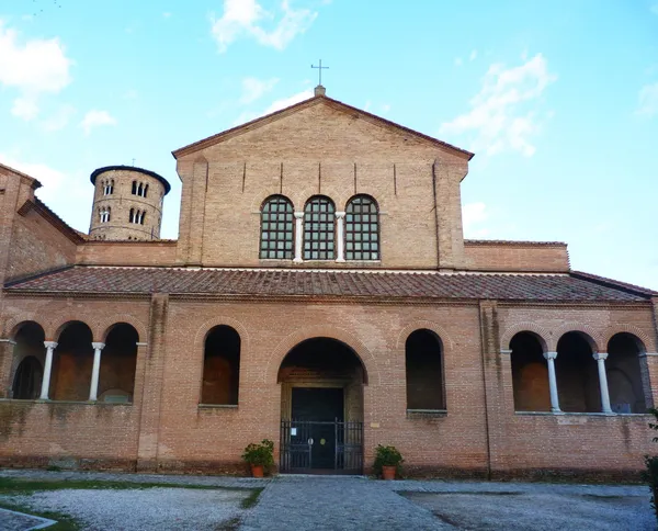 Gevel van de kerk van sant'apollinare in classe, ravenna, romagna, Italië — Stockfoto