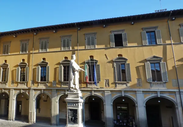 Standbeeld van francesco di marco datini in telt vierkante, prato, Toscane, Italië — Stockfoto