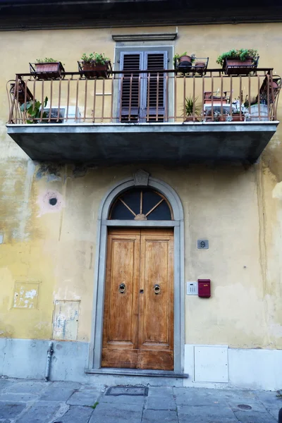 Typischer balkon auf dem platz der gefängnisse, prato, toskana, italien — Stockfoto