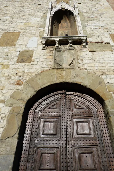 Деталь Палаццо Преторио, Прато, Тоскана, Италия — стоковое фото