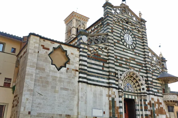 Gevel van de kathedraal van prato, Toscane, Italië — Stockfoto